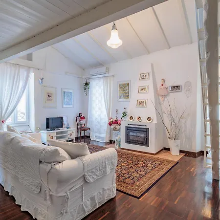 Claire's Attic Apartment *